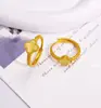 Loja de ouro com flores de ouro de areia francesa antiga uma variedade de anéis cobre banhado a ouro design de nicho moda anel curinga atacado