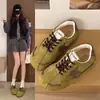Tênis de treino alemães femininos que aumentam a altura, com efeito desgastado, estampa de estrelas, coleção de outono 2026, tênis casuais estilo Forrest Gump com sola grossa retrô
