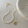 Collar con moneda de oro en relieve de moda europea y americana, colgante con diseño de moneda de alto sentido, cadena de clavícula, joyería de moda con personalidad de nicho