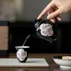 Tetera de Cerámica Negra Estilo Dinastías Tang y Song con Flores de Lirio Pintadas a Mano, Presentando un Diseño de Ventana, Adecuada para Té Kung Fu, Uso Doméstico, con un Filtro en Forma de Bola