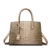 Bolsa Feminina Embossed Transfronteiriça 2025 Nova Moda Europeia e Americana Versátil Bolsa Feminina Ombro Transversal Bolsa de Mão Descanso Bolsa Feminina