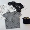 Camiseta de Verano de Manga Corta para Niñas Bebés Niños Marca de Moda Estilo Coreano Ajustada Corta con Lunares Hombros Descubiertos Top Nuevo Estilo 2026