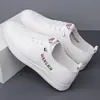 Sapatos de Couro Masculinos 2026 Verão Novo Estilo Sapatos Brancos Moda Casual ao Ar Livre Masculina Sapatos Macios Slip-On Mocassins Leves
