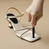 Sandálias de Salto Alto Finas com Tiras de Strass 2024 Novo Estilo Afinando Salto Taça de Vinho Salto Alto 6cm Confortáveis Sandálias de Uma Tira para Mulheres