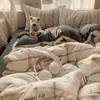 Juego de ropa de cama de cuatro piezas de terciopelo de leche para otoño e invierno, funda de edredón de terciopelo coral gruesa de doble cara de una pieza, juego de tres piezas de sábana de franela