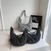 Bolsa de Ombro Transversal Estilo Preguiçoso Xadrez Formato Dumpling 2025 Nova Bolsa Feminina Moda Casual para o Dia a Dia