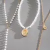 Conjunto de tres piezas de collares de concha con cuentas de perlas transfronterizos europeos y americanos, cadenas para la clavícula vintage, a la moda, elegantes, accesorios de nicho de lujo ligero
