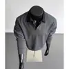 Sudadera falsa de dos piezas, corte holgado estilo americano moderno, cuello polo de ajuste limpio, camiseta de manga larga de peso pesado para otoño para hombre