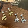 Aguja de Plata Lujo Ligero Moneda de Caballo Dorado Colgante de Perla Pendientes de Nuevo Estilo para Mujer Versátiles de Gama Alta Modernos con Temperamento