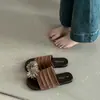 Sandalias Planas de Tira Ancha Plisada para Mujer 2026 Adorno de Flor Decorativa Parte Superior Flexible Cómodas para Caminatas Largas Versátiles para Casa y Salir Mediano