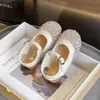 Zapatos de Malla Transpirable con Pedrería para Niñas con Suelas Suaves y Sandalias de Punta Cerrada, Nuevo Estilo Verano 2026, Zapatos de Playa Versátiles de Color Sólido para Niñas