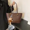 Bolsa Retrô com Textura de Alta Qualidade Feminina 2025 Nova Bolsa de Ombro de Grande Capacidade Moda Personalidade Bolsa Tote Transfronteiriça