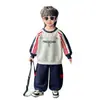 Conjunto nuevo de sudadera para niños para primavera para niños, mangas de bloques de color, versátil estilo universitario deportivo holgado de dos piezas, atuendo moderno para niños