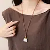 2026 Nuevo Colgante de Bolso Geométrico Cordón de Cuero Collar Largo para Mujer, Nuevo Estilo Chino, Gama Alta, Lujo Ligero, Accesorio de Diseño de Nicho