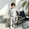 El conjunto de sudadera de cuello redondo y pantalones de chándal más vendido de Amazon para niños, conjunto de dos piezas de estilo coreano con pantalones jogger de dinosaurio elegantes para niños