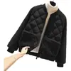 Gran cantidad en stock chaqueta acolchada de algodón para mujer talla grande corta abrigo de algodón acolchado de invierno red-hot lana cordero costura chaqueta acolchada pequeña