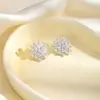 Nuevos pendientes de lujo ligero transfronterizos con incrustaciones de circonita de cobre, chapados en oro, con forma de copo de nieve, florales, de nicho, minimalistas y elegantes para mujer