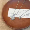 Colar Pingente Florzinha Margarida Pequena Totalmente Cravejado de Diamantes Estilo Francês Levemente Luxuoso para Mulheres Moda de Alto Padrão Sensação de Luxo Leve Temperamento Versátil para o Dia a Dia Corrente para Clavícula