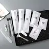Kit de Escova de Dentes Descartável de Luxo com Pasta de Dente, Pente, Touca de Banho, Lâmina de Barbear, Necessaire de Tecido Não Tecido e Chinelos para Uso em Hotel