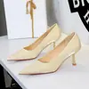 9527 Moda Francesa Estilo Banquete Punta Fina Poco Profundos Dorado Satín de Seda Tacones Altos para Mujer Zapatos de Tacón de Metal de Gama Alta para Mujer