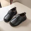 Zapatos Nuevos de Primavera y Otoño para Niños Pequeños y Medianos, Color Negro Británico, Mate, con Velcro, Antideslizantes, Casuales, con Cordones, Transpirables, de Piel de Alto Rendimiento