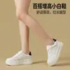 Camada Superior de Couro de Vaca com Sola de Espuma Sapatos Brancos Femininos Outono 2026 Novo Estilo Sapatos Casuais Simples Femininos Versáteis para Esportes Sapatos de Plataforma