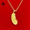 Colgante pequeño de pluma de latón chapado en oro al por mayor, electrochapado, imitación de oro, puesto de joyería, suministro para mercado nocturno, accesorios de colgante para damas
