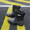 Botas de Chuva Novas de Cano Médio Transfronteiriças para Mulheres, Sapatos de Borracha para Uso Externo, Botas de Água Antiderrapantes, Sapatos Encolhíveis de Água com Solado Grosso, Botas de Chuva Curtas com Pelúcia
