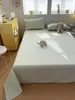 2026 Novo Estilo Liso Tecido Grosso Xadrez Lençol de Cama Tapete Refrescante Macio Lençol de Cama Fronha Conjunto de Três Peças Nova Textura de Areia Fina Atualizada