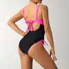 Bikini de una pieza estilo europeo y americano con bloques de color, escote en V, nudo cruzado y cordones laterales, que oculta el abdomen, adelgaza y favorece la figura