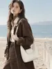 Nova bolsa de mão de couro genuíno tecida à mão estilo 'bolinho' 2026, uma bolsa transversal versátil e estilosa para o dia a dia, com design de luxo leve e elegante