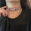 Colar Gargantilha Cruzada de Couro Preto Casual Estilo Punk Design de Nicho Doce e Cool para Mulheres Simples e Moderno