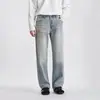 Además, la colección de otoño de 2026 presenta jeans de pierna ancha con efecto degradado de bigotes de gato para hombre, ofreciendo un diseño recto retro, holgado, casual y versátil.