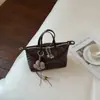 Bolso de mano tejido popular de nicho transfronterizo para mujer, nuevo modelo 2026, versátil, súper moderno, sensación de alta gama, bolso de hombro y cruzado