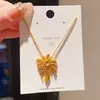 Collar de Cadena para Clavícula con Colgante de Flor Metálica Electrochapada en Oro Real de 24K Estilo Francés Moda Versátil de Alta Gama para Mujeres