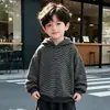 2407 Conjunto de Roupas de Inverno para Meninos 2026 Novo Lindo Elegante Jaqueta de Couro Espessa Forrada com Lã Infantil Roupa Externa Conjunto de Três Peças Tendência de Inverno