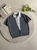 Camiseta de Tricô Manga Curta Falsa Duas Peças com Gola para Homens e Mulheres, Bloqueio de Cores de Verão, Estilo Old Money de Luxo Leve, Top Casual para o Trabalho