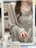 Top exterior para mujer de manga larga, translúcido, color verde claro tipo bruma, con protección solar, delgado, de corte holgado, estilo coreano, ambiente relajado, cubrepiso