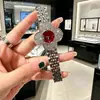 Novo Estilo Flor de Chá Pérola Diamante Incrustado Trevo de Quatro Folhas Design de Quartzo Relógio para Mulheres, Luxo Leve Retrô High-End Pulseira de Aço Inoxidável