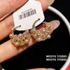 ¡Aros Dorados Llenos de Perlas! Aretes de Cesta de Flores Hueca con Perlas Incrustadas de Diamantes, Sensación de Lujo Ligero y Gama Alta, Aretes Sencillos, Modernos y Versátiles