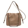 Nuevo bolso de diseño de nicho para mujer 2023, moderno bolso de hombro con cadena plisada de alta calidad, versátil bolso de mensajero de verano