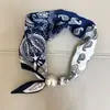 Lenço de Seda Elegante e Fashion Versátil Cauda Pequena Fivela Magnética de Pérola 2025 Verão Novo Artístico Decorativo Respirável Lenço de Pescoço