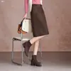 Falda Midi de Gamuza y Felpa Color Café Adelgazante de Cintura Alta Versátil para Mujer 2026 Otoño/Invierno Nuevo Estilo Falda Lápiz Ajustada a la Cadera