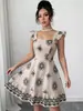 Vestido corto retro a cuadros color caqui y beige de Amazon transfronterizo europeo y americano 2026 con cuello cuadrado, mangas acampanadas y diseño entallado a la cintura