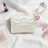 Bolso de mano acolchado plateado con forma de corazón, monedero y neceser de viaje portátiles estilo INS transfronterizo
