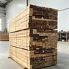 La madera de construcción es fácil de cortar y procesar, proporciona soporte estable, no es propensa a doblarse y está disponible en varios tamaños de madera maciza.