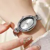 2026 nuevo reloj pulsera ovalado exquisito de gran venta, reloj de cuarzo para mujer simple y de lujo ligero de nicho, venta al por mayor transfronteriza