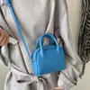 Bolso pequeño cuadrado versátil para mujer, nuevo estilo vintage, popular en otoño, de nicho y súper moderno, superficie suave, bolso cruzado 2026 para el trabajo