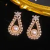 Pendientes Cruzados Transfronterizos Europeos y Americanos de Flor de Zirconia y Botón de Perla de Cobre Vintage, Pendientes Versátiles de Moda de Lujo Ligero de Gama Alta