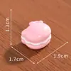 Paisagem em miniatura com um gatinho fofo, utensílios de cozinha e brinquedos de comida realistas - uma decoração de casa de bonecas para criar uma cena em miniatura, um item decorativo DIY e um pequeno ornamento de mesa